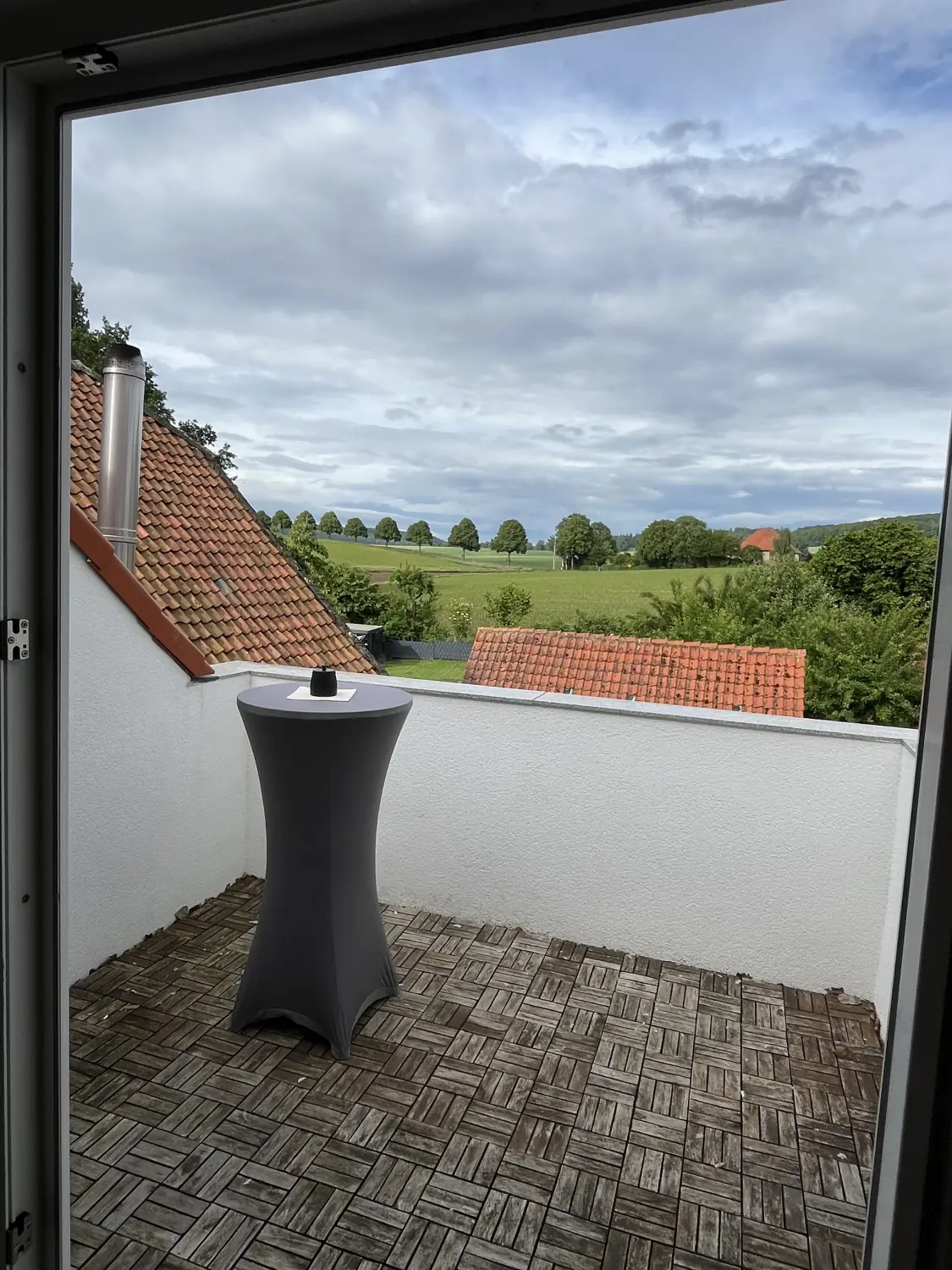 Fachwerk16, Seminarhaus, Stehtisch auf der Terrasse