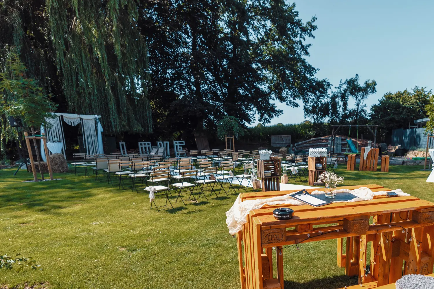 Fachwerk16, Dekorationsartikel für die Veranstaltung, Liebeszeichen und Stühle für die Gäste